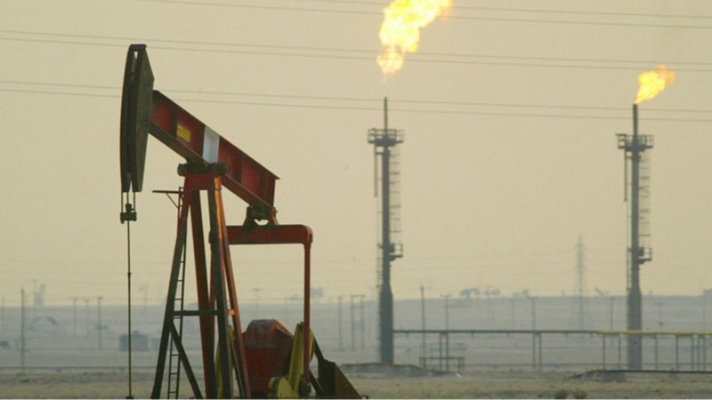 Нафтовий вибух та ескалація в Ормузькій протоці: барель Brent злетів до $93 після жорсткої повітряної атаки США