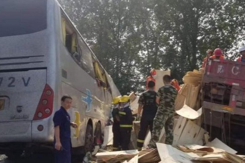 Масштабна ДТП з автобусом у Китаї: загинули 36 осіб, стільки ж постраждали