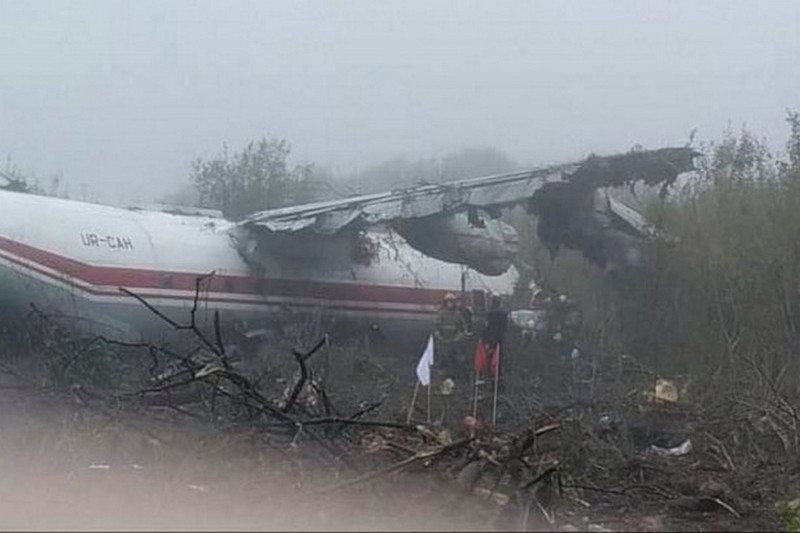 Фото з місця аварійної посадки літака біля Львова: загиблих уже п’ятеро
