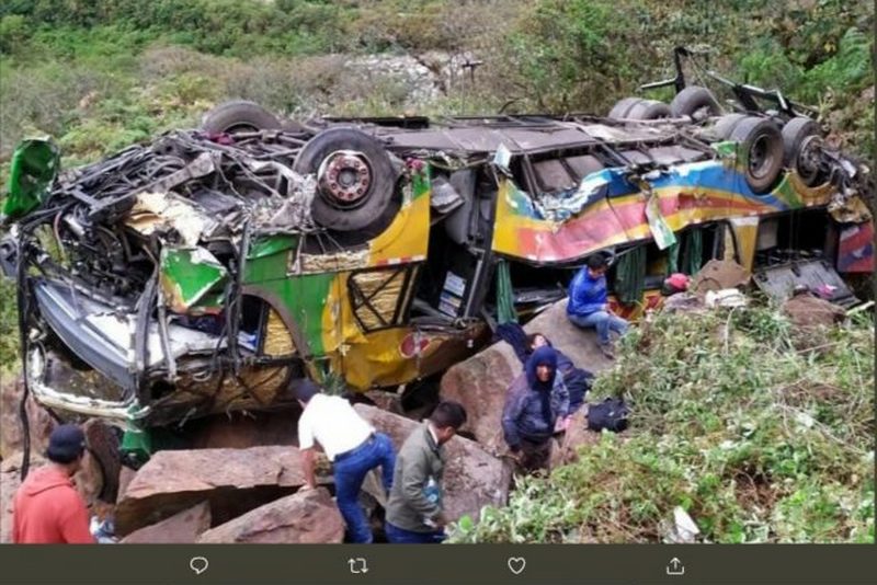 Автобус з пасажирами впав у прірву, безліч жертв: кадри жахливої трагедії