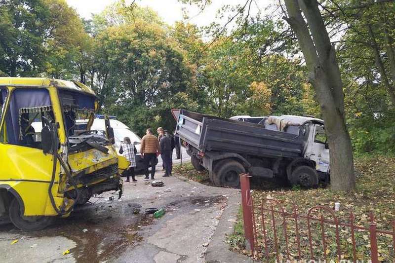 У Львівській області вантажівка зіткнулася з маршруткою, десять людей постраждали