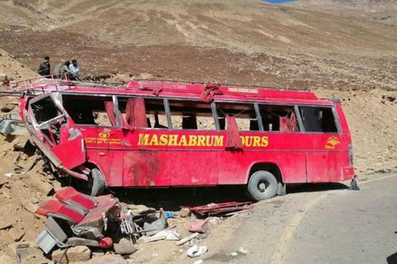 Жахлива ДТП у Пакистані: Автобус врізався у гору внаслідок чого загинуло майже 30 людей