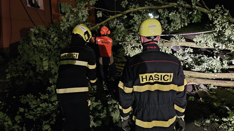 Нищівний буревій у Чехії: пориви вітру понад 100 км/год зірвали дахи та повалили сотні дерев у Богемії