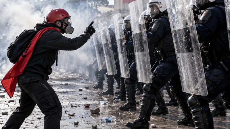 Протести в Албанії: сьомий день протистояння молоді та поліції в Тирані