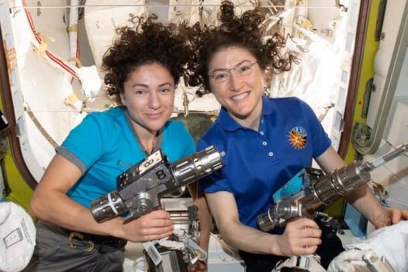 Перший жіночий екіпаж вийшов у відкритий космос