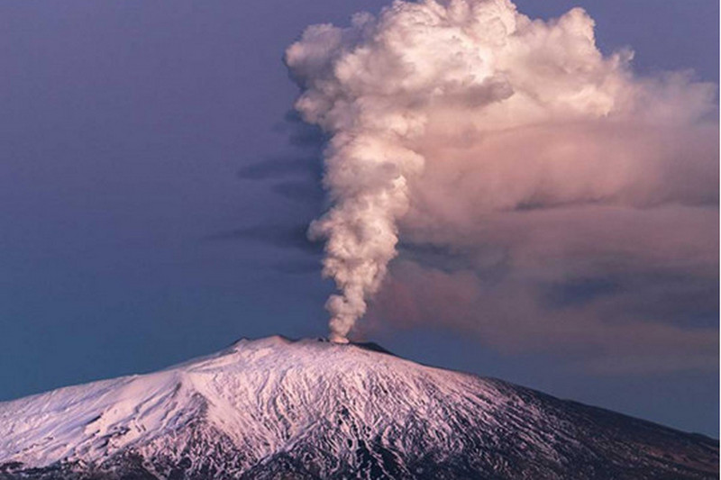 Закрито повітряний простір: в Італії почалося виверження вулкану Етна — фото
