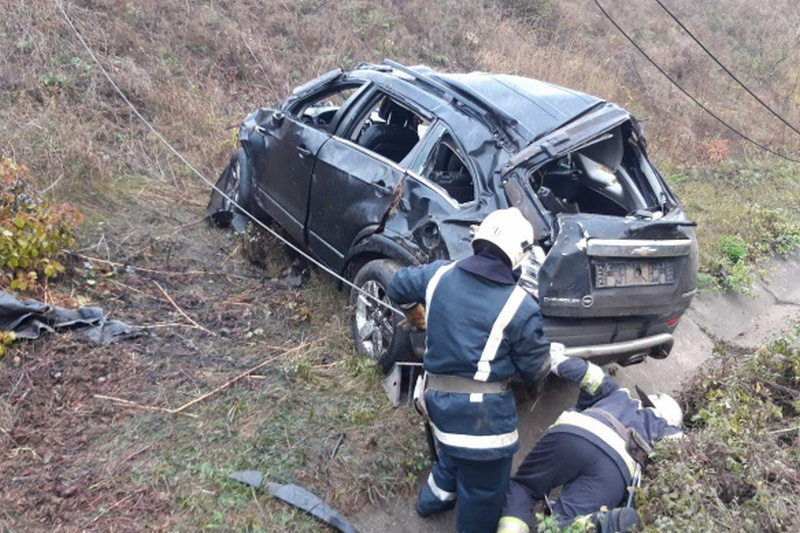 В Кіровоградській області автомобіль злетів з мосту і потрапив під потяг