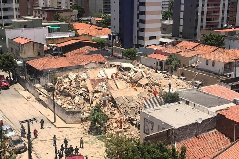 У Бразилії обрушився семиповерховий житловий будинок, люди під завалами