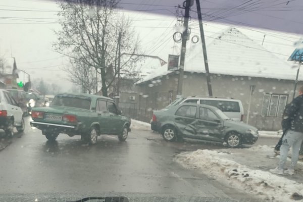 ДТП в Іршаві: На перехресті не розминулися дві автівки (ФОТО)