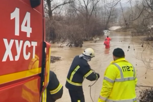 У Хусті рятувальники вивільнили з річки Ріка автомобіль Audi 100 (Відео)