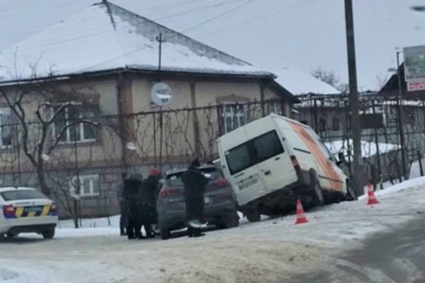 На Іршавщині зіштовхнулися мікроавтобус та позашляховик