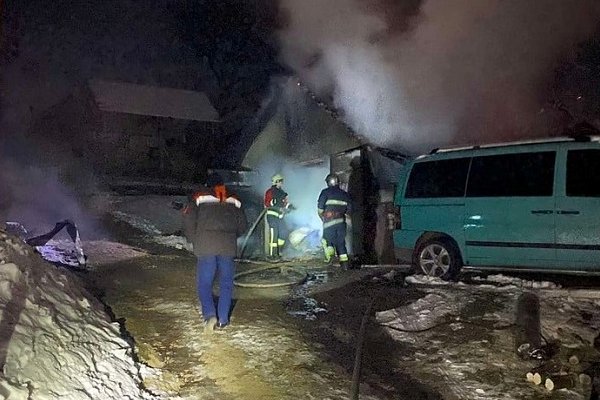 На Хустщині вогонь знищив гараж, мотоцикл, мотоблок та автівку (Фото)