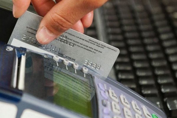 Українцям радять скаржитися в податкову, якщо магазини не приймають платіжні картки