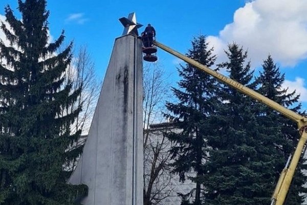 В Хусті демонтували радянську зірку