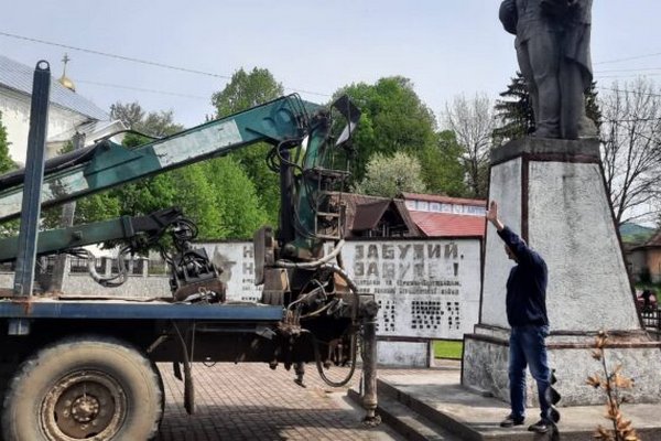 Декомунізація на Хустщині: чотири пам’ятники відійшли у минуле