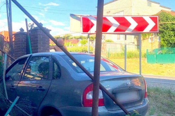 На Іршавщині автомобіль врізався в огорожу
