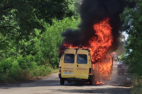 Поблизу Іршави спалахнула автівка, в якій перебула жінка з дитиною (ФОТО)