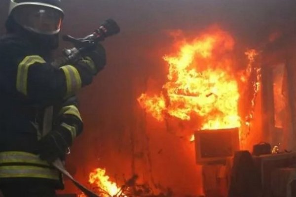 Згорів будинок: у Хусті вночі вирувала пожежа