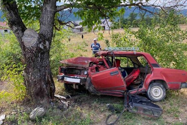 Смертельна автотроща на Хустщині: водій загинув, дитина в реанімації