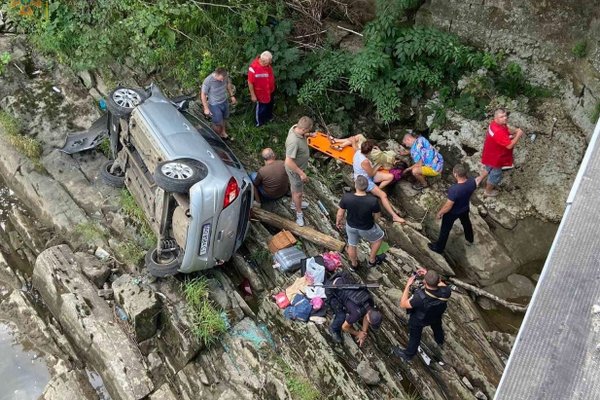 ДТП на Хустщині: Автівка з трьома людьми злетіла з мосту в річку (ФОТО)