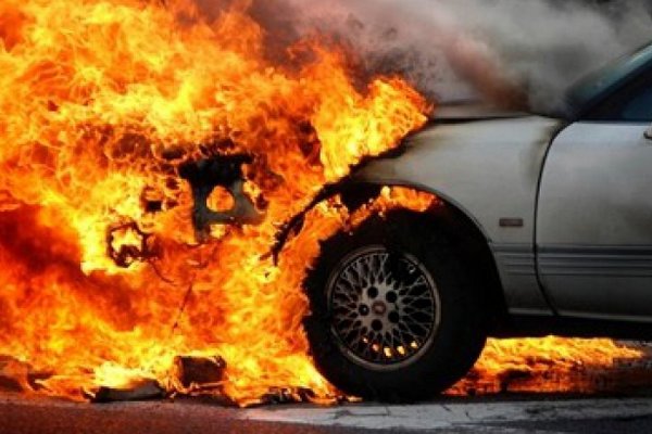 На Хустщині на світанку загорівся Mercedes E200