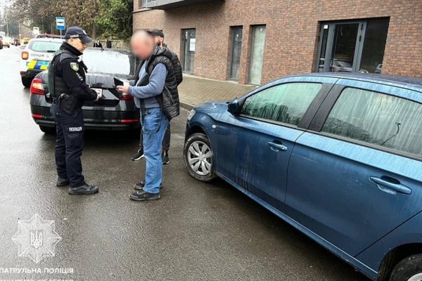ДТП в Ужгороді: П'яний водій Citroen зіткнувся із Skoda та втік (ФОТО)