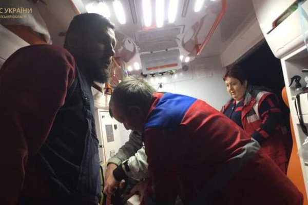 На Хустщині рятували чоловіка, рука якого застрягла у електричній дробарці