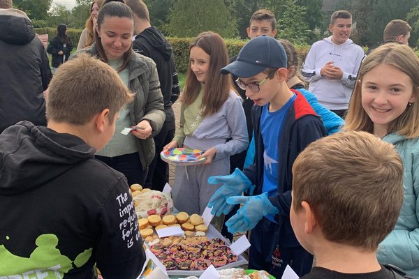 Хустські школярі зібрали 32 тисячі гривень на благодійному ярмарку для ЗСУ