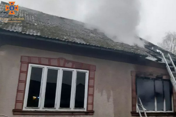 Хустські рятувальники ліквідували пожежу в житловому будинку