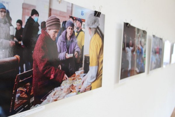 У Хусті відкрили фотовиставку про життя Закарпаття після 24 лютого