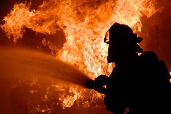 На Хустщині вирувала пожежа: Вогонь знищив дах будівлі