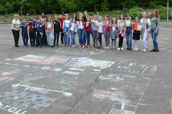На день міста, школярі Хустщини, малювали свої мрії