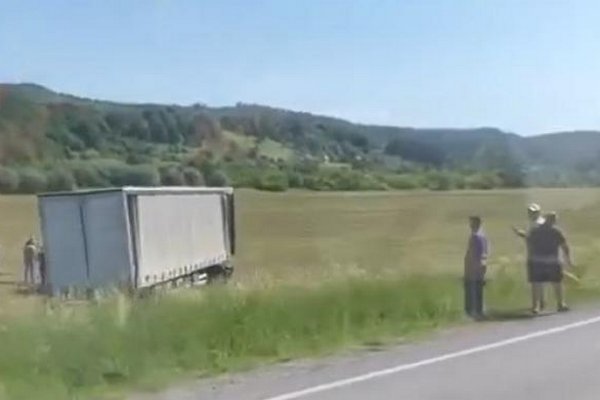 Біля Хуста вантажівка злетіла з дороги в поле