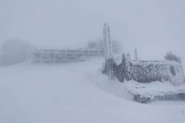 На горі Піп Іван знову йде сніг (ФОТОФАКТ)
