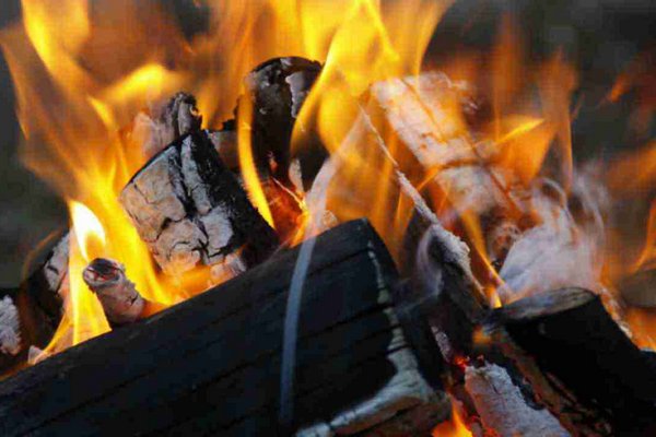 Під час пожежі в літній кухні на Хустщині отруїлася чадним газом людина