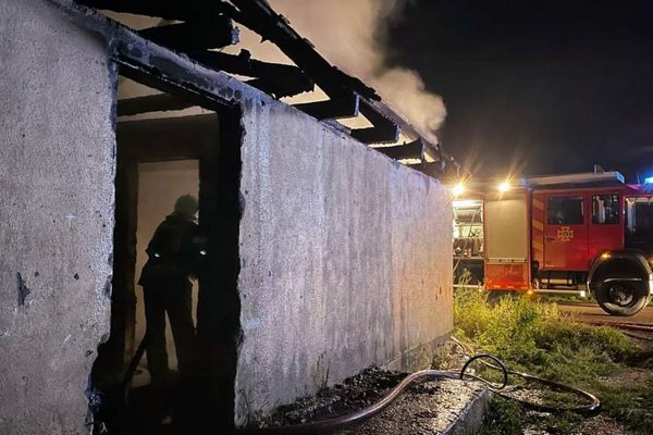 В Хусті вночі горіли два будинки по сусідству (фото)
