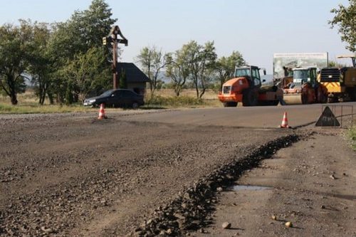 На Хустщині відновили ремонт проблемної дороги Іршава-Довге (ФОТО)