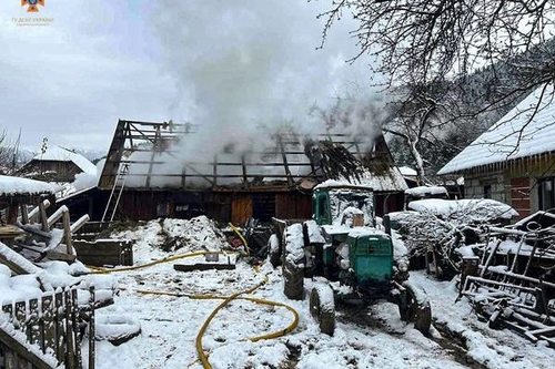 Поки дідусь порався по господарству згоріла літня кухня: у селищі Міжгір’я Хустського району трапилася пожежа
