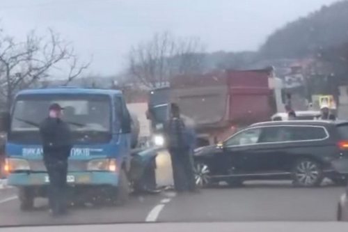 ДТП на Хустщині: Зіткнулися легковик та вантажівка (ФОТО)