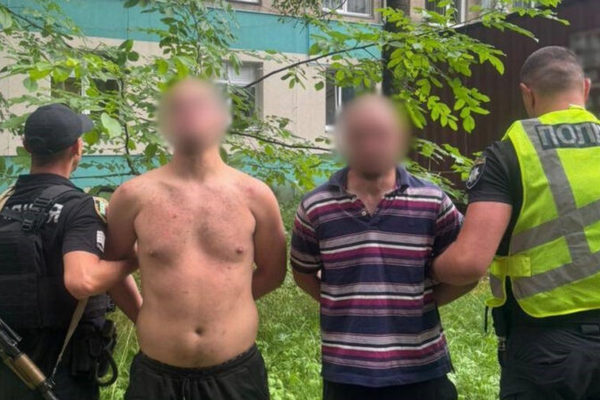 У Хусті двоє чоловіків побили поліцейського та військового