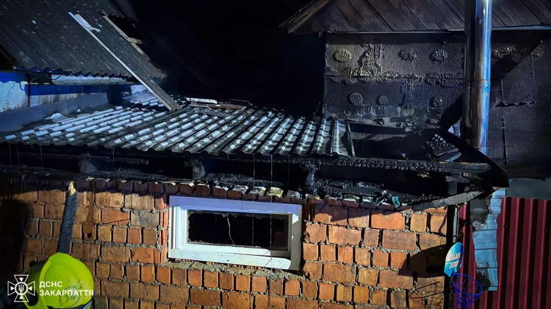 Нічна пожежа у Монастирці: як професіоналізм рятувальників вберіг обій