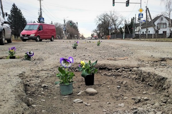 На Закарпатті ями на дорогах по маршруту Порошенка прикрасили квітами