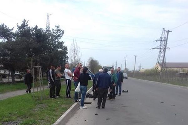 ДТП у Мукачеві: Неповнолітній хлопець на байку зіткнувся з Dacia (ФОТО