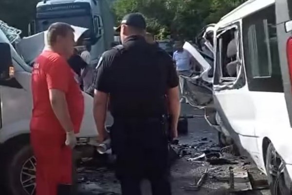ДТП на Мукачівщині: лоб-у-лоб зіткнулися два мікроавтобуси