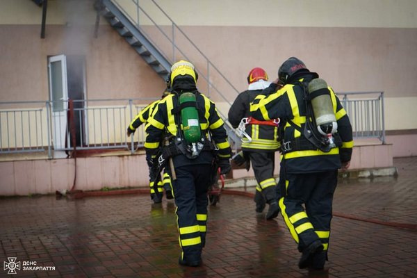 Сьогодні пожежні-рятувальники з Нідерландів ділились досвідом з рятувальники Закарпаття