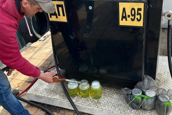 Українцям замість бензину продавали "бодягу": де заливали підроблене пальне