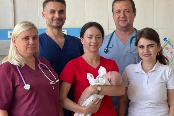 Лікарі Закарпатської обласної дитячої лікарні врятували новонароджене немовля, яке не могло дихати та їсти
