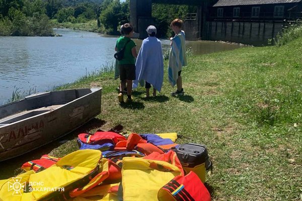 Група дітей ледь не загинула: на Закарпатті під час сплаву течія перевернула човни