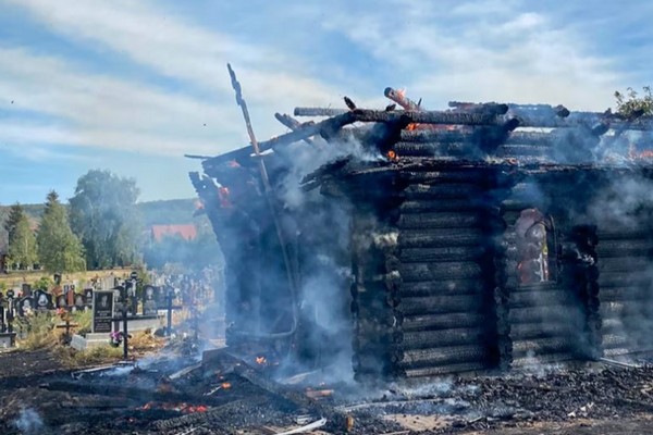 Вогонь спалахнув від свічки на могилі: на Закарпатті згоріла дерев'яна каплиця