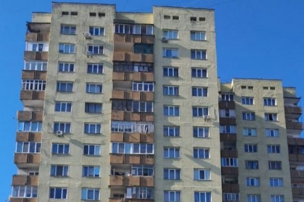 В Ужгороді з 16-поверхівки імовірно випала людина